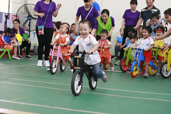 Thực hành an toàn cho cha mẹ - 5 mẹo giúp ngăn ngừa tai nạn do trẻ em vặn nhầm tay ga 1